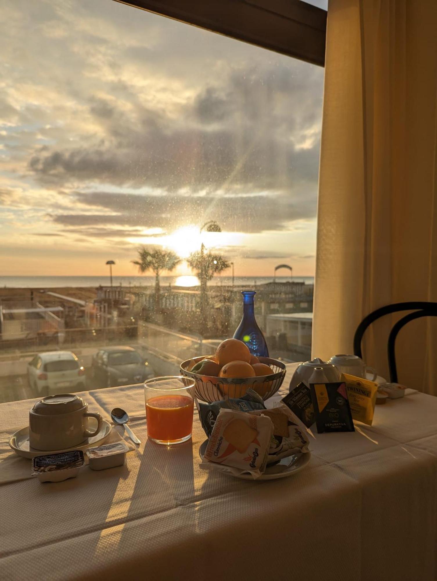 Grand Meeting Hotel Rimini Bagian luar foto