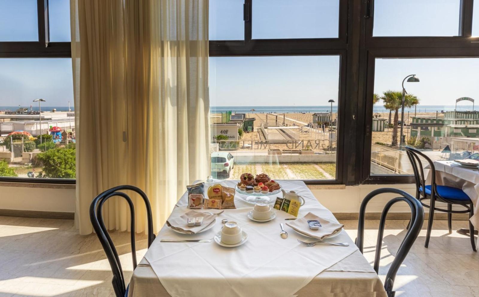 Grand Meeting Hotel Rimini Bagian luar foto