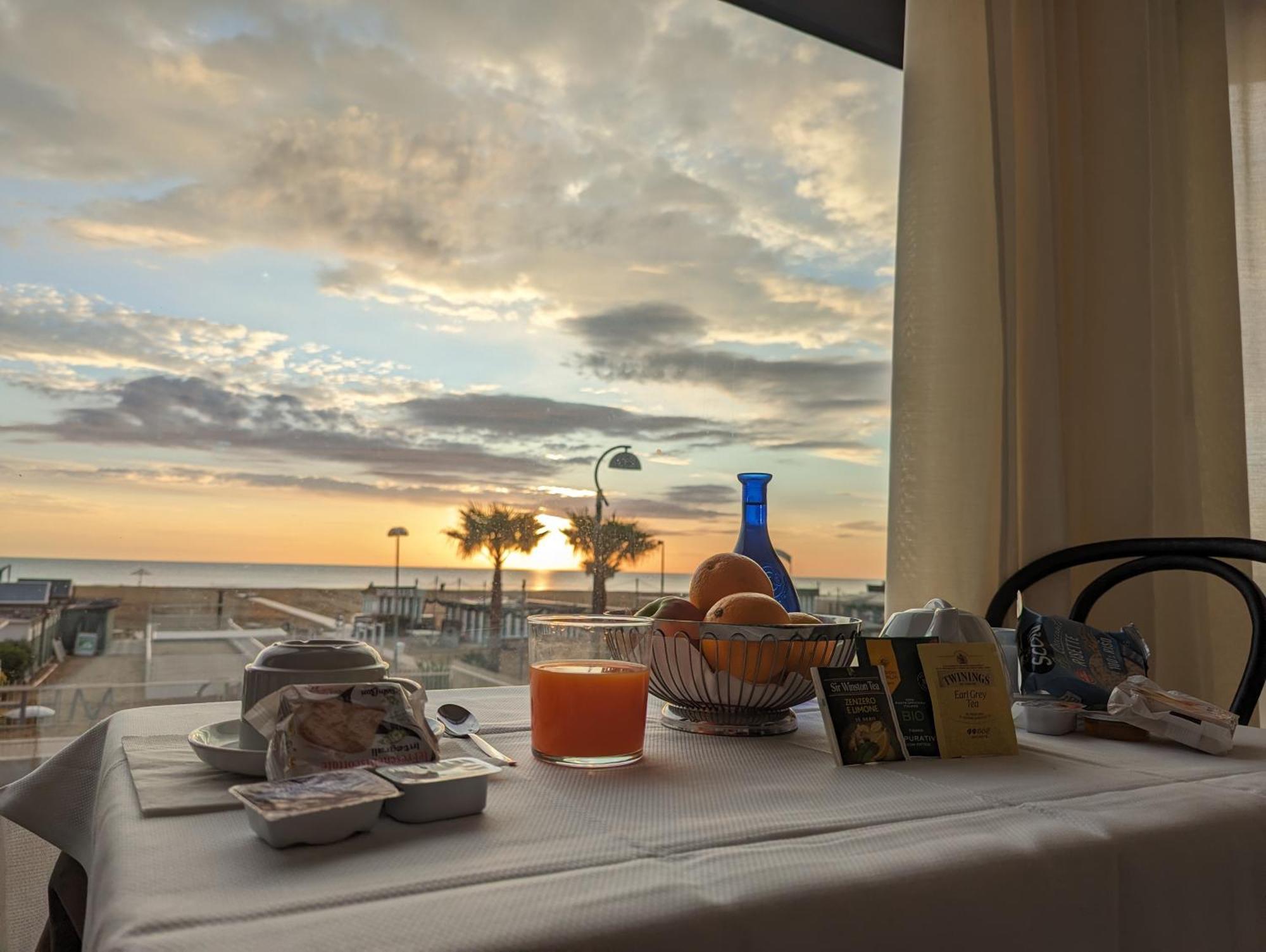 Grand Meeting Hotel Rimini Bagian luar foto