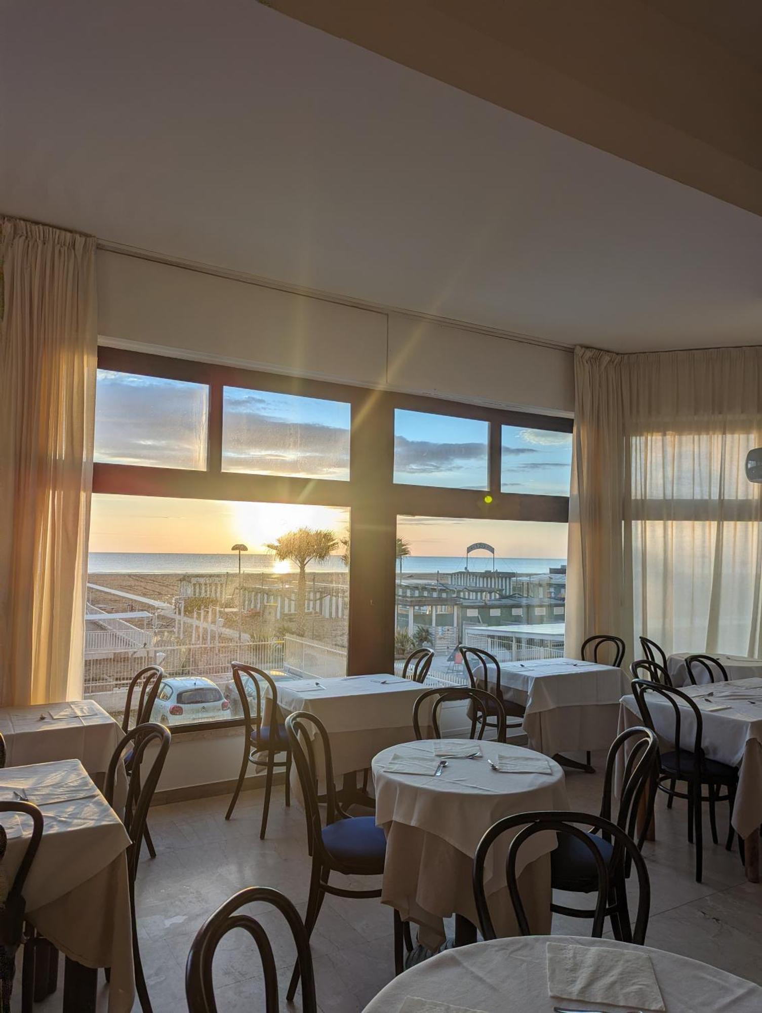 Grand Meeting Hotel Rimini Bagian luar foto
